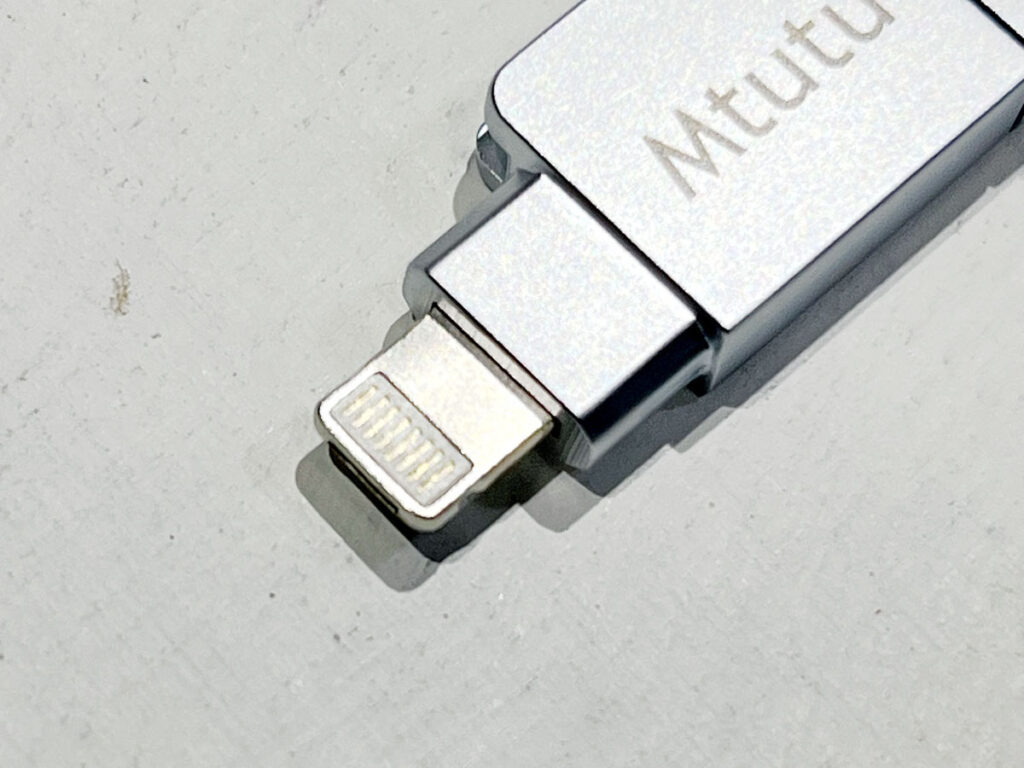 LightningとMicroUSB共通コネクタ